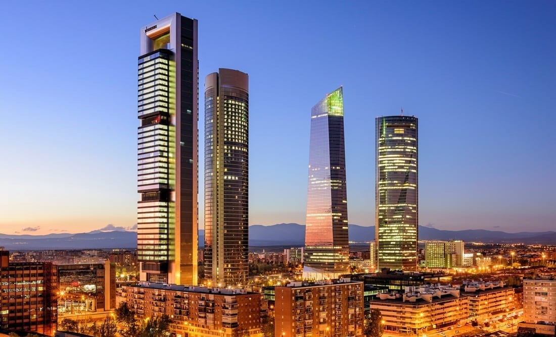 Vista al atardecer de las cuatro torres del distrito financiero de Madrid (Cuatro Torres Business Area)